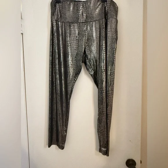 Plus Size Gold Wide Waistband Crocodile Leggings - Picture 3 of 4